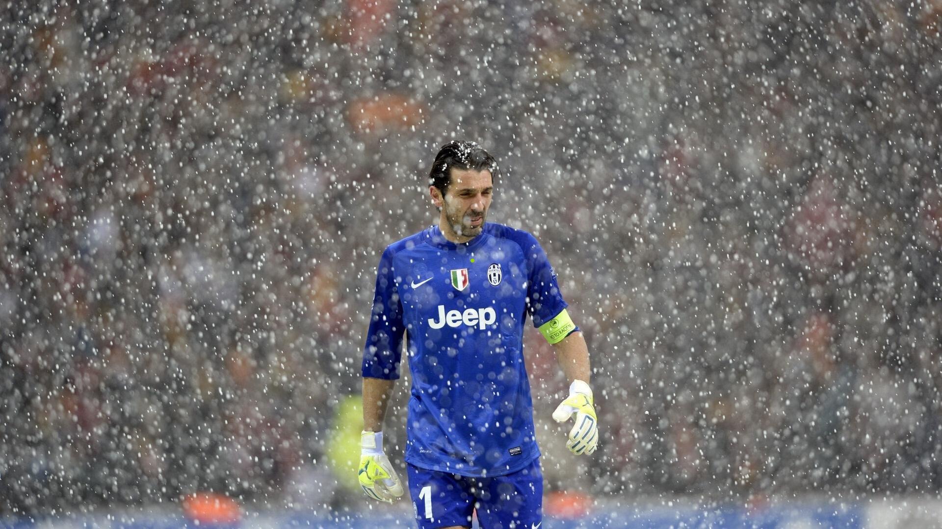 欧冠历史新篇章，孔德头球双响导演逆转，巴萨2-1力克曼联，亚马尔闪耀全场，拉什福德助攻难挽败局